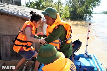 Cảnh công an vượt lũ đưa bé gái 11 tuổi đi cấp cứu