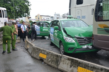 5 ô tô "dính nhau", đại lộ kẹt cứng