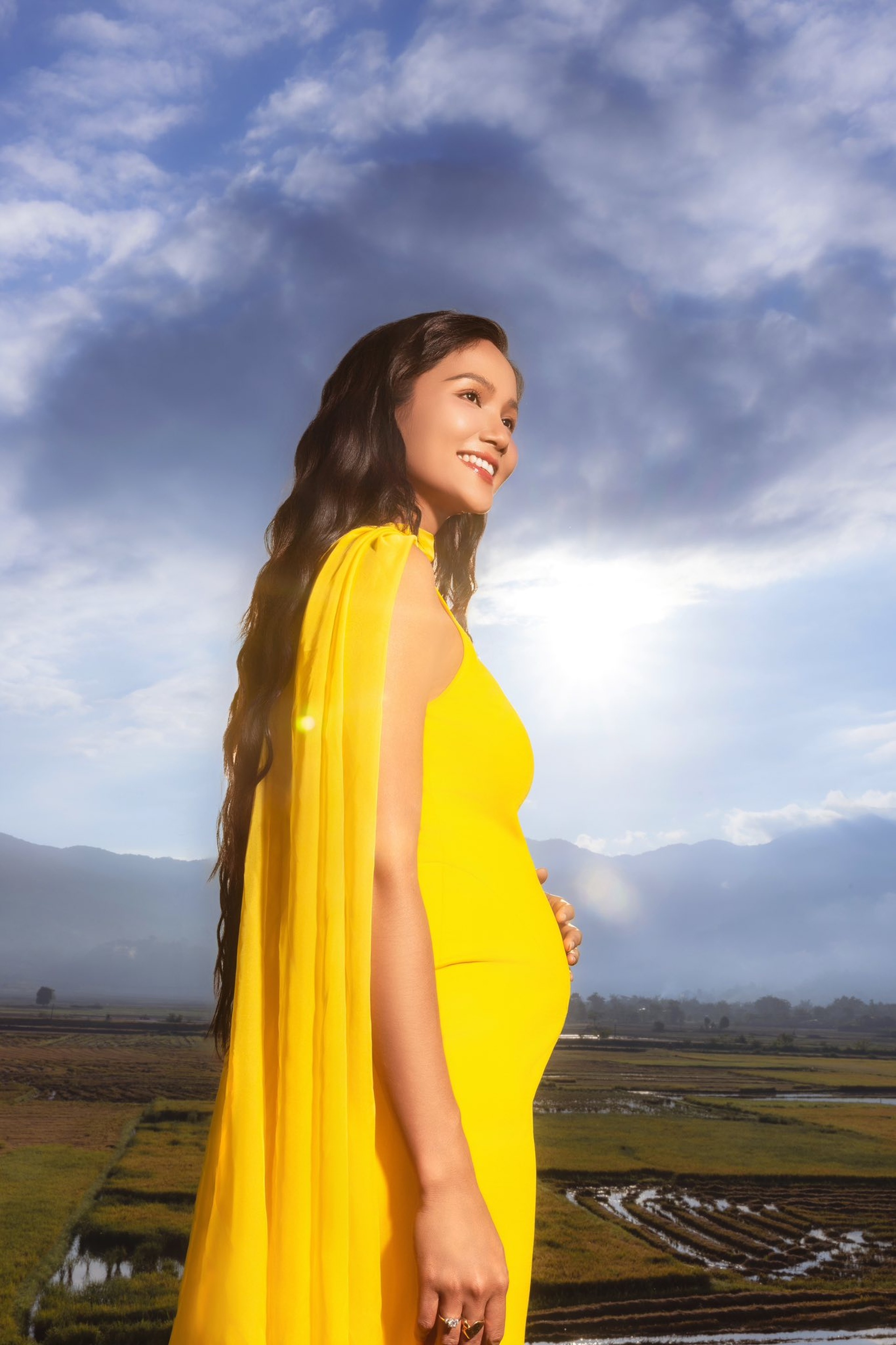 HHen Niê và loạt trang phục “giấu bụng” trước khi công bố tin vui - 1 HHen Niê và loạt trang phục “giấu bụng” trước khi công bố tin vui - 1