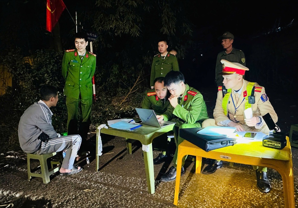 CSGT khống chế đối tượng chống đối tại chốt kiểm tra nồng độ cồn - 1 CSGT khống chế đối tượng chống đối tại chốt kiểm tra nồng độ cồn - 1