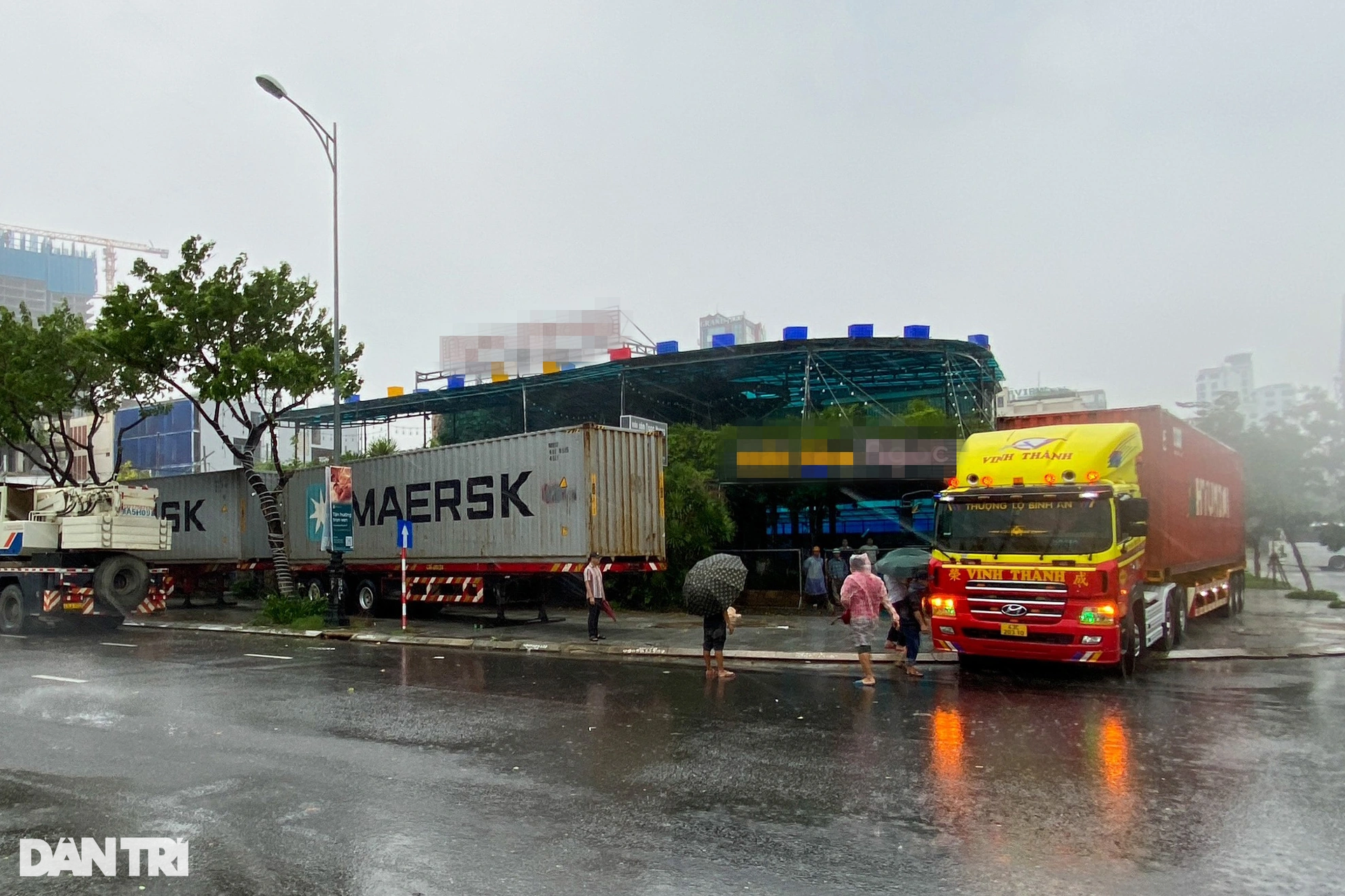 Người Đà Nẵng thuê xe container chặn trước cửa để chống bão số 4 - 11 Người Đà Nẵng thuê xe container chặn trước cửa để chống bão số 4 - 11
