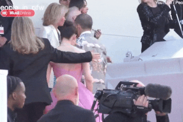 Ca sĩ người Hàn Quốc Yoona cũng bị nữ nhân viên LHP Cannes "xử tệ"?