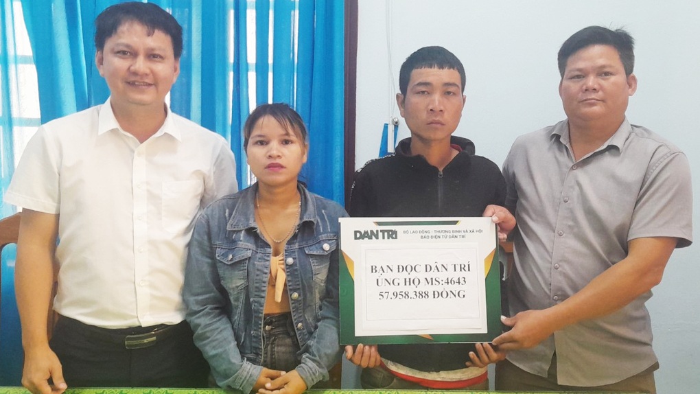 Trao trên 57 triệu đồng bạn đọc giúp gia đình bị sập nhà do bão - 1 Trao trên 57 triệu đồng bạn đọc giúp gia đình bị sập nhà do bão - 1