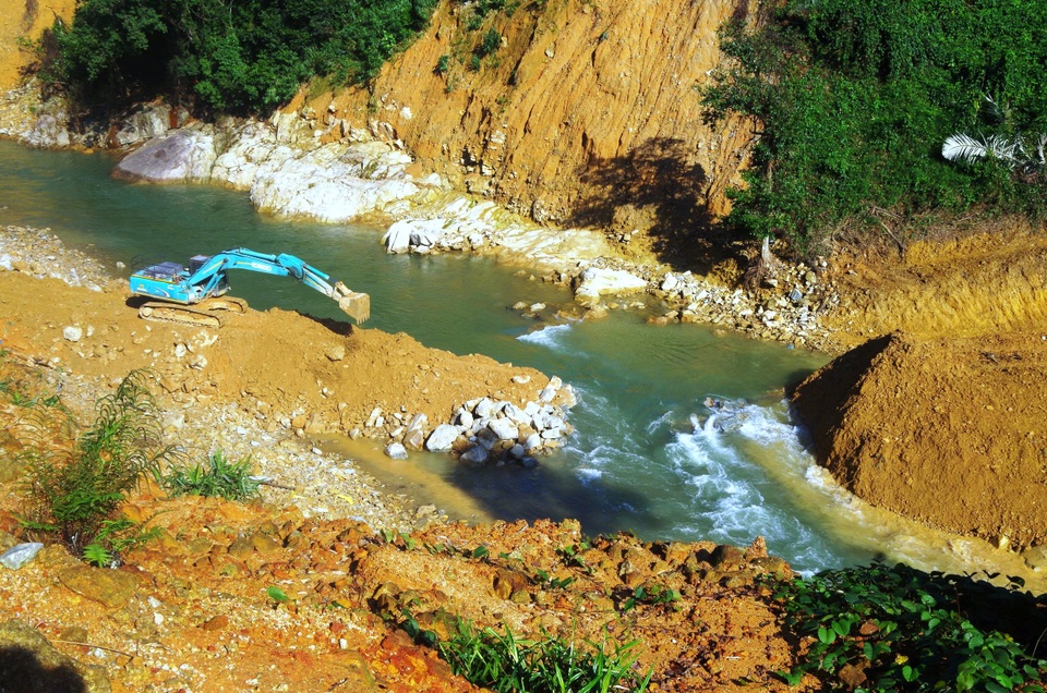 Đắp đập dài 15m tại sông Rào Trăng 3 để tìm kiếm nạn nhân vụ sạt lở - 1 Đắp đập dài 15m tại sông Rào Trăng 3 để tìm kiếm nạn nhân vụ sạt lở - 1