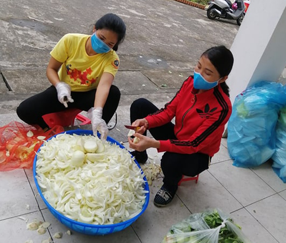 Thầy cô nấu cơm ở khu cách ly: “Mệt lắm, nhưng ai cũng muốn quay trở lại!” - 4 Thầy cô nấu cơm ở khu cách ly: “Mệt lắm, nhưng ai cũng muốn quay trở lại!” - 4