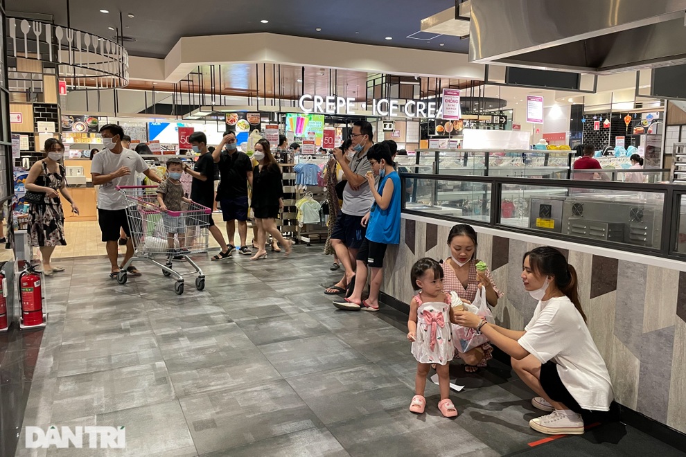 Trung tâm thương mại ở Hà Nội đông nghịt khách đêm rằm Trung thu - 6 Trung tâm thương mại ở Hà Nội đông nghịt khách đêm rằm Trung thu - 6