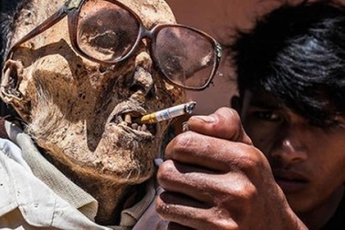 Cho người chết "sống lại", đeo kính, hút thuốc chụp ảnh cùng gia đình