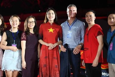 Bà xã Minh Tiệp làm vedette trình diễn áo dài của NTK Đỗ Trịnh Hoài Nam