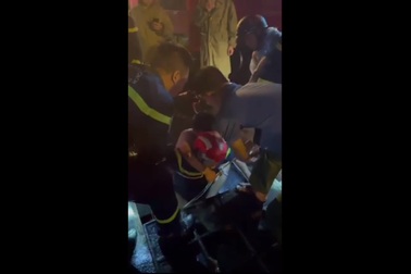 Công an giải cứu người đàn ông mắc kẹt dưới hố ga