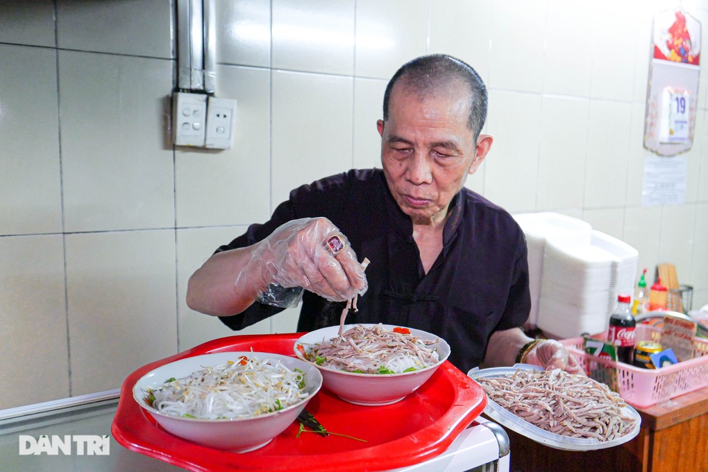 Độc đáo món bún múa lửa ở Hà Nội, ông chủ được trả tiền tỷ mua công thức - 2 Độc đáo món bún múa lửa ở Hà Nội, ông chủ được trả tiền tỷ mua công thức - 2