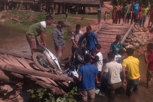 Cầu Na Kho bất ngờ đổ sập, dân bản lội bộ qua suối đưa con đến trường