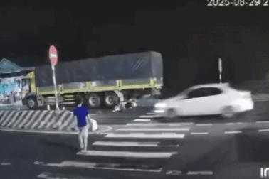 Xác minh thông tin tài xế xe tải bỏ đi sau khi xảy ra tai nạn