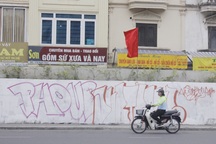 Hà Nội: Đoạn đường hơn 300 tỷ lại bị bôi bẩn khi đang được sơn lại (!)