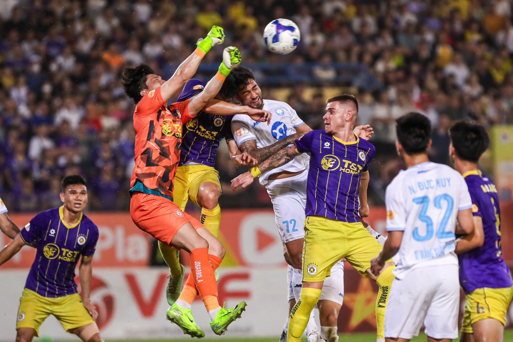 CLB Nam Định thắng đậm Hà Nội FC, xây chắc ngôi đầu V-League - 4 CLB Nam Định thắng đậm Hà Nội FC, xây chắc ngôi đầu V-League - 4
