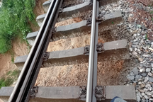 Đoạn đường sắt Bắc - Nam "treo lơ lửng" vì sạt lở