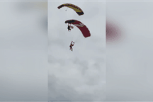 Hai lính dù Brazil đâm vào nhau trên không, rơi tự do xuống đất