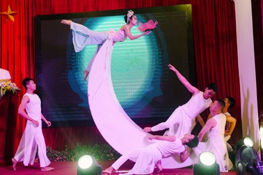 Nữ sinh xinh đẹp trổ tài ở vòng Bán kết Hoa khôi Đại học Huế 2020