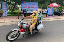 Sĩ tử hỏng xe, ngủ quên, đau chân, CSGT về tận nhà đón đến điểm thi