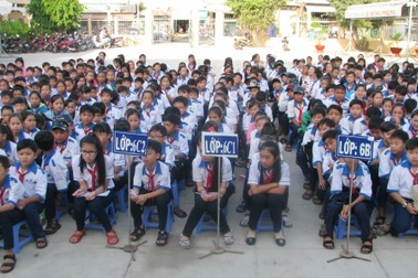 Ấn tượng tiết chào cờ đầu tuần ở một trường học miền Tây