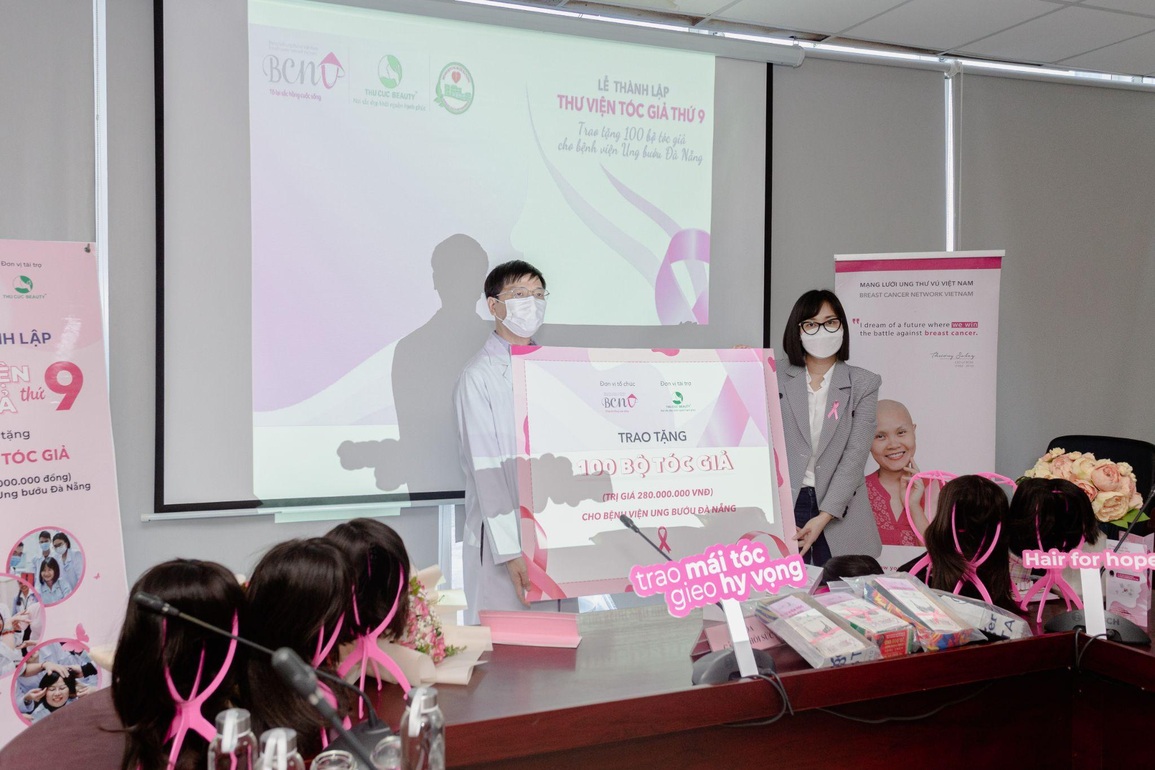 Thẩm mỹ Thu Cúc và BCNV thành lập Thư viện tóc tại Bệnh viện Ung bướu Đà Nẵng - 2 Thẩm mỹ Thu Cúc và BCNV thành lập Thư viện tóc tại Bệnh viện Ung bướu Đà Nẵng - 2