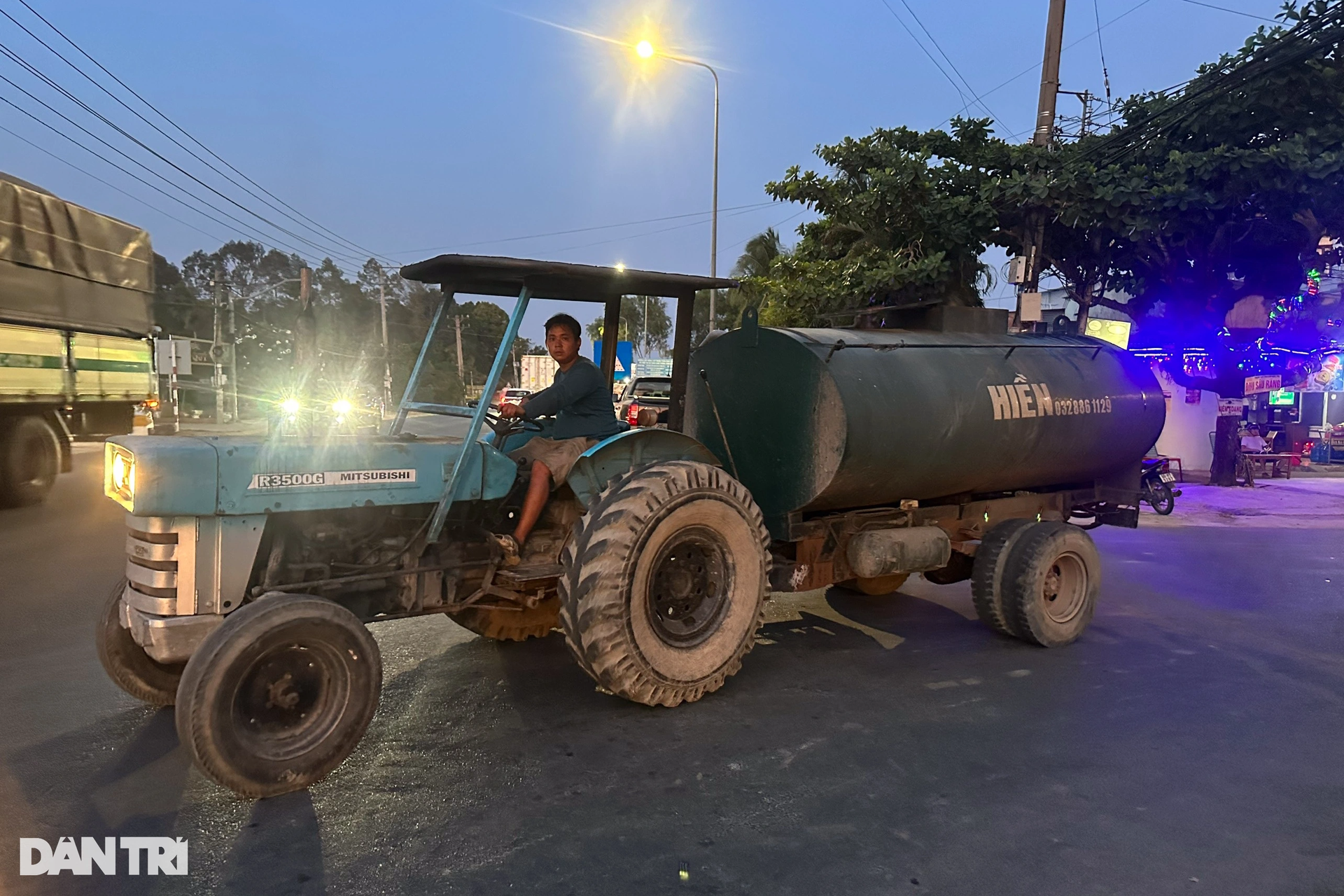 Xe bồn chở nước cả ngày lẫn đêm cho bà con tắm, giặt ở vùng hạn Đồng Nai - 5 Xe bồn chở nước cả ngày lẫn đêm cho bà con tắm, giặt ở vùng hạn Đồng Nai - 5