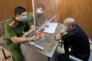 Tìm chỗ hút thuốc lào, nam thanh niên vung điếu vào mặt cán bộ kiểm dịch