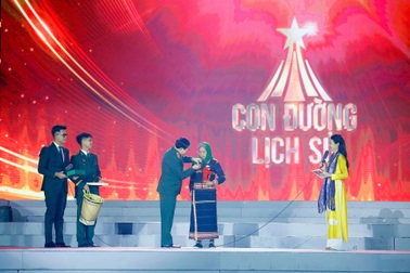 Đại tướng Phan Văn Giang trao Huy hiệu cho già làng 80 tuổi gây xúc động