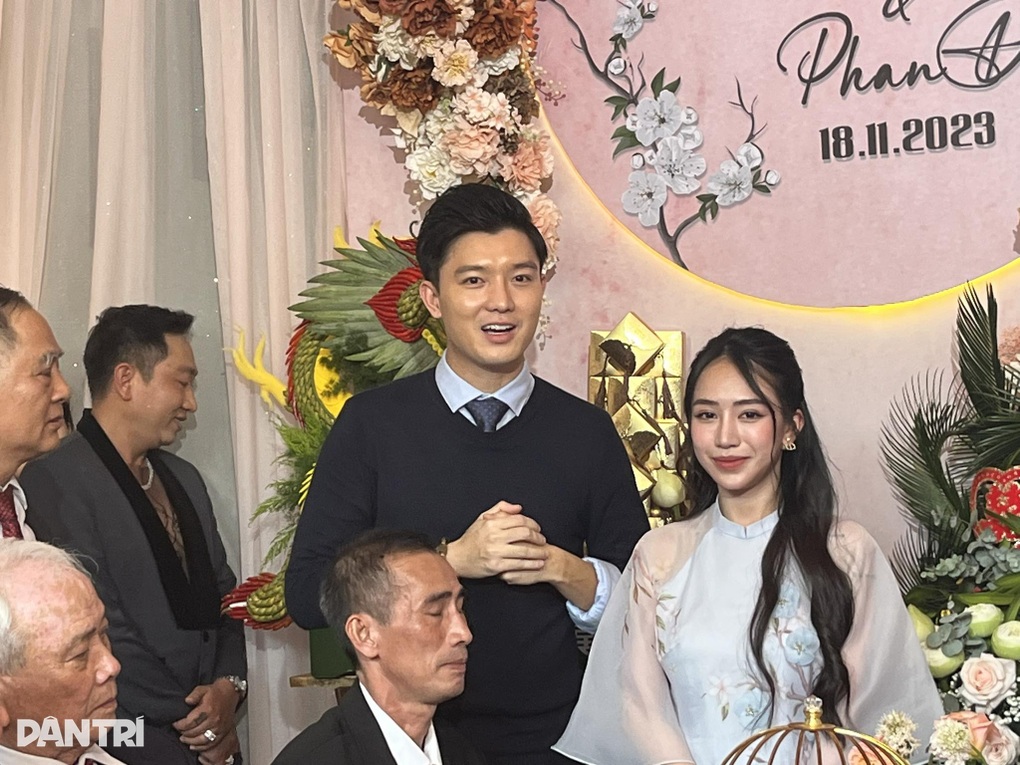 Đám hỏi Phương Lan Nhà bà Nữ: Chú rể và dàn bê tráp phải ăn chanh, ớt - 7 Đám hỏi Phương Lan Nhà bà Nữ: Chú rể và dàn bê tráp phải ăn chanh, ớt - 7