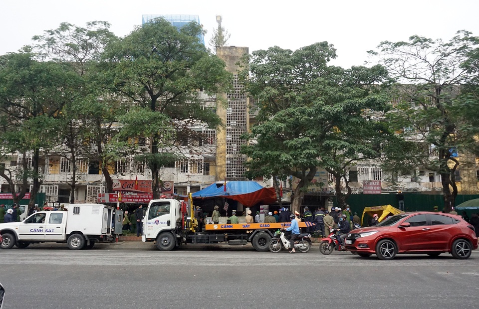 Vụ người dân quyết bám trụ chung cư nguy hiểm: Cưỡng chế phá dỡ - 1 Vụ người dân quyết bám trụ chung cư nguy hiểm: Cưỡng chế phá dỡ - 1