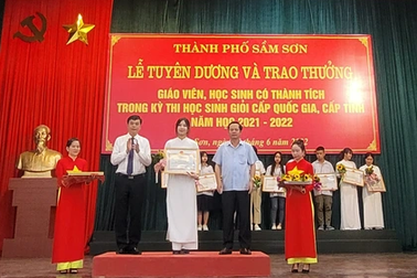 Khen thưởng 133 học sinh đạt thành tích cao trong kỳ thi học sinh giỏi