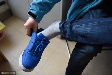 Thường xuyên ngửi tất thối, người đàn ông nhập viện vì nhiễm trùng phổi nặng