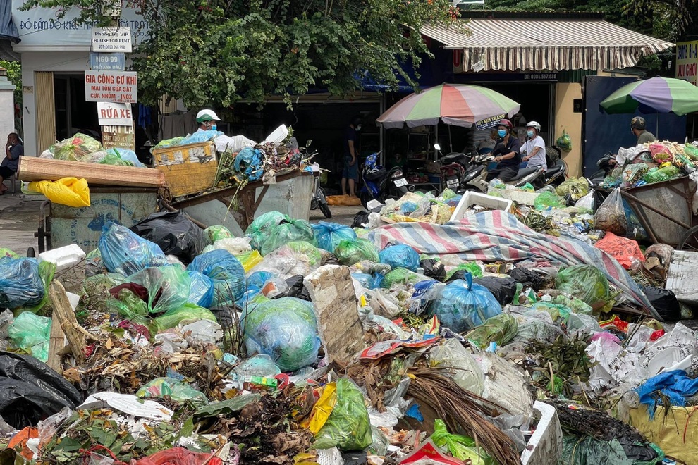 Không có đường vận chuyển, rác thải tràn ngập ở 2 thành phố - 2 Không có đường vận chuyển, rác thải tràn ngập ở 2 thành phố - 2