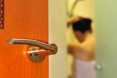 In ảnh khỏa thân của bạn gái rồi rải khắp đường