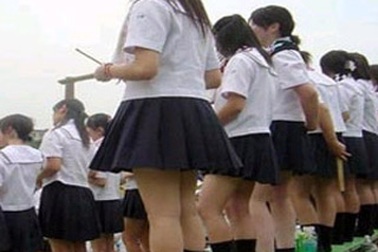 Dở khóc dở cười vì sự cố “váy ngắn” của nữ sinh