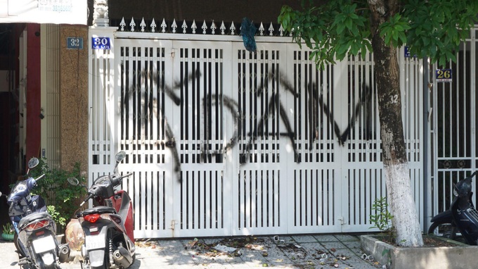 Vụ bé gái bị sàm sỡ trong thang máy: Hết thi nhau chụp ảnh, người dân lại ném chất bẩn, xịt sơn lên tường nhà ông Linh - Ảnh 1. Vụ bé gái bị sàm sỡ trong thang máy: Hết thi nhau chụp ảnh, người dân lại ném chất bẩn, xịt sơn lên tường nhà ông Linh - Ảnh 1.