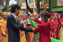 Hoàng Thùy Linh chỉnh động tác cho Đen Vâu, lần đầu thân mật giữa đám đông