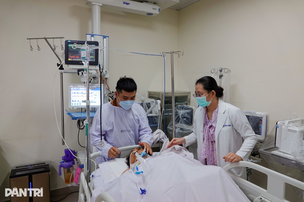 Mẹ già vất vả nuôi 5 con, nằm bất động trên giường sau vụ lật xe - 1 Mẹ già vất vả nuôi 5 con, nằm bất động trên giường sau vụ lật xe - 1