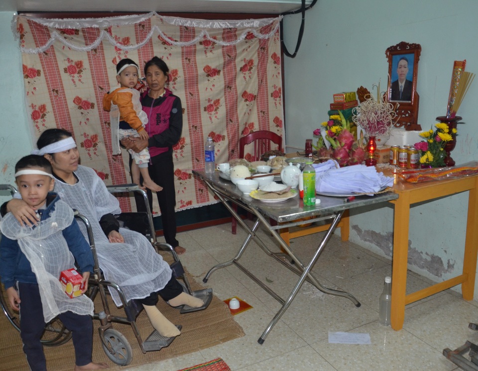 Đau nhói lòng cảnh người cha qua đời bỏ lại hai con nhỏ và người vợ liệt - 5 Đau nhói lòng cảnh người cha qua đời bỏ lại hai con nhỏ và người vợ liệt - 5
