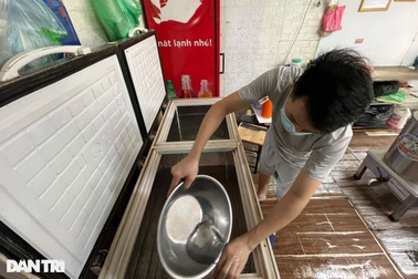 Hà Nội: Chủ hàng tất bật dọn quán trước giờ được mở cửa bán hàng trở lại