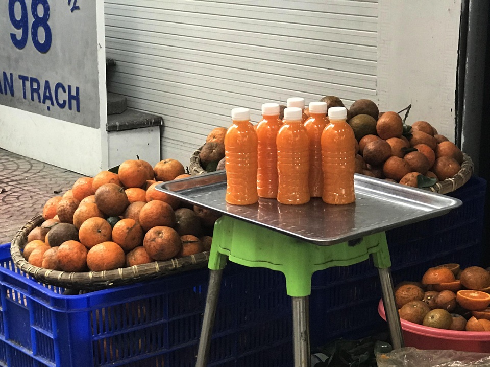 Túc tắc ngày vắt 3 tạ cam sành đóng chai, tiểu thương thu về tiền triệu - 1 Túc tắc ngày vắt 3 tạ cam sành đóng chai, tiểu thương thu về tiền triệu - 1