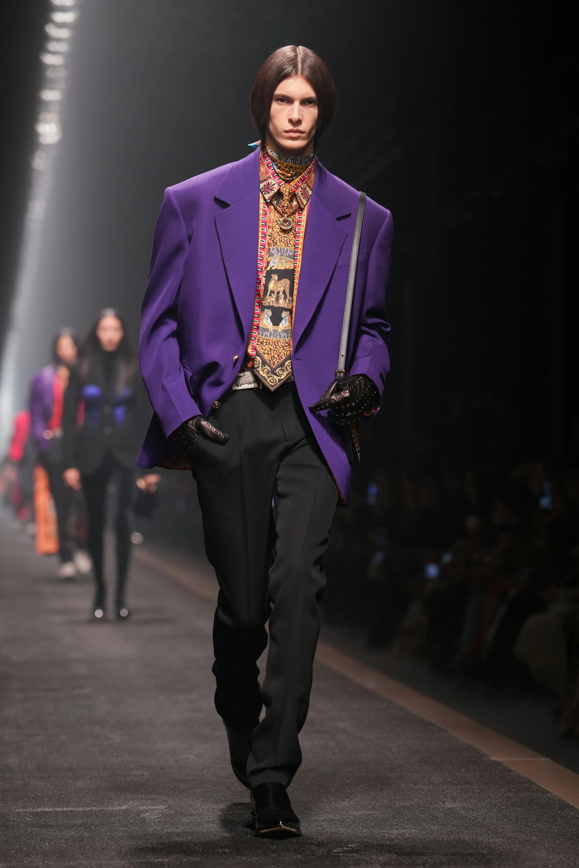 Mỹ nam Hàn Quốc tẩy tóc cá tính, gây náo loạn tại show Versace - 12 Mỹ nam Hàn Quốc tẩy tóc cá tính, gây náo loạn tại show Versace - 12