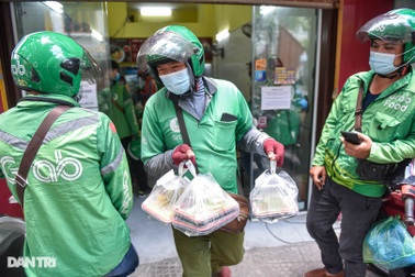 Hà Nội tạm cấm shipper trong những ngày giãn cách xã hội
