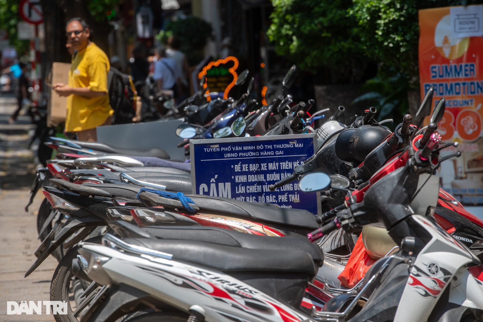 Hà Nội: Tái diễn cảnh chiếm dụng vỉa hè, đẩy người đi bộ xuống lòng đường - 5 Hà Nội: Tái diễn cảnh chiếm dụng vỉa hè, đẩy người đi bộ xuống lòng đường - 5