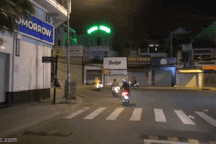 Dạo phố đêm giãn cách xã hội, 2 thanh niên vứt vội ma túy khi thấy công an