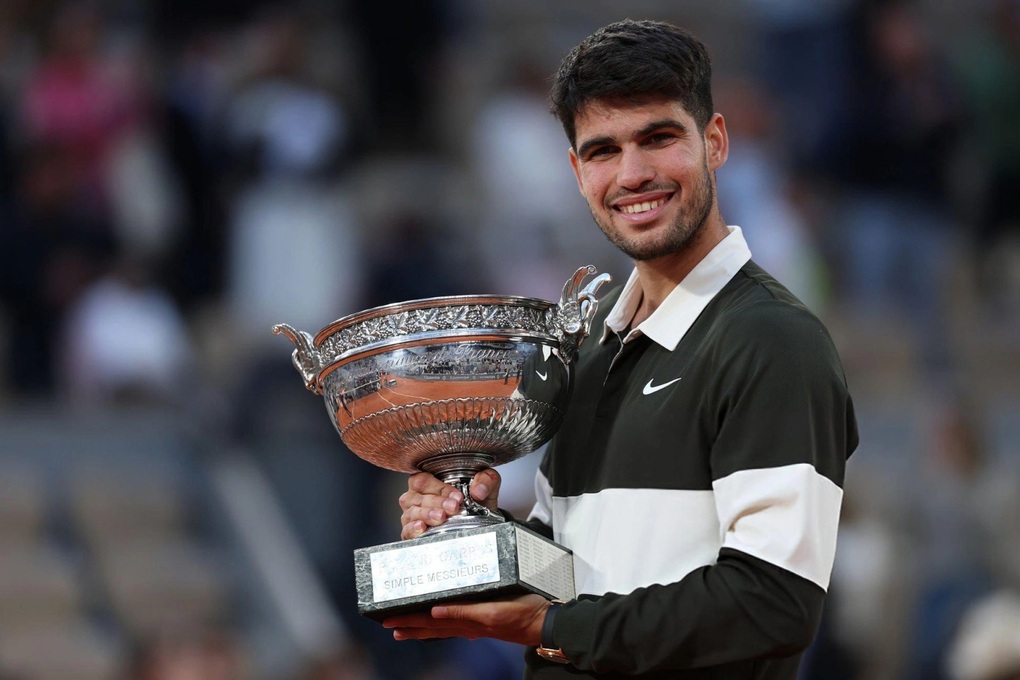Alcaraz besiegte Sinner nach mehr als 5 Stunden und gewann Roland Garros zum zweiten Mal - 1 Alcaraz đánh bại Sinner sau hơn 5 tiếng, lần thứ hai vô địch Roland Garros - 1