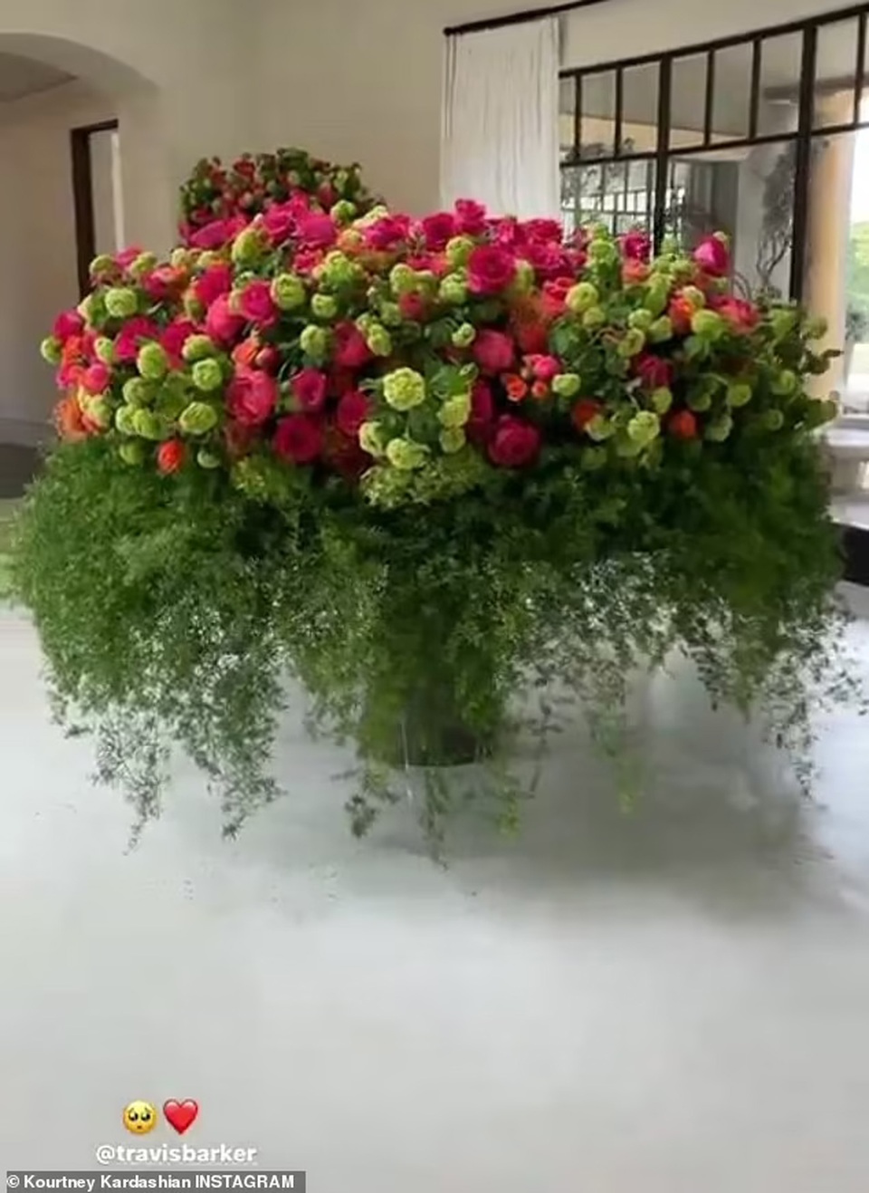 Boyfriend gave a flower house to Kourtney Kardashian - 1