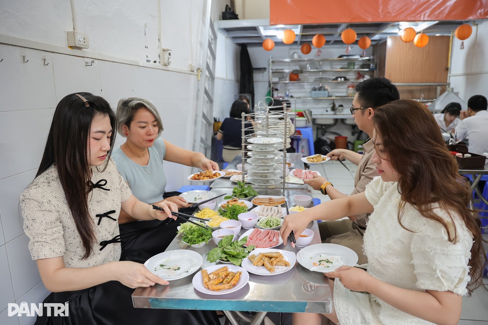 Hà Nội: Quán bánh ướt đĩa chồng đĩa, hút khách bởi cách ăn độc đáo - 7 Hà Nội: Quán bánh ướt đĩa chồng đĩa, hút khách bởi cách ăn độc đáo - 7