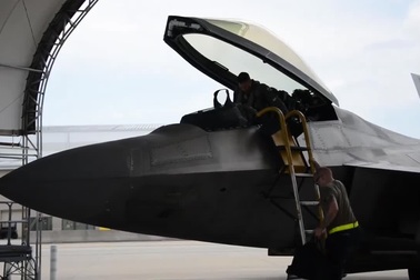 Video phi công Mỹ diễn tập “ghế nóng” trên máy bay “chim ăn thịt” F-22