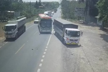 "Hung thần xa lộ" lao vào nhau trong tình huống sai cả đôi