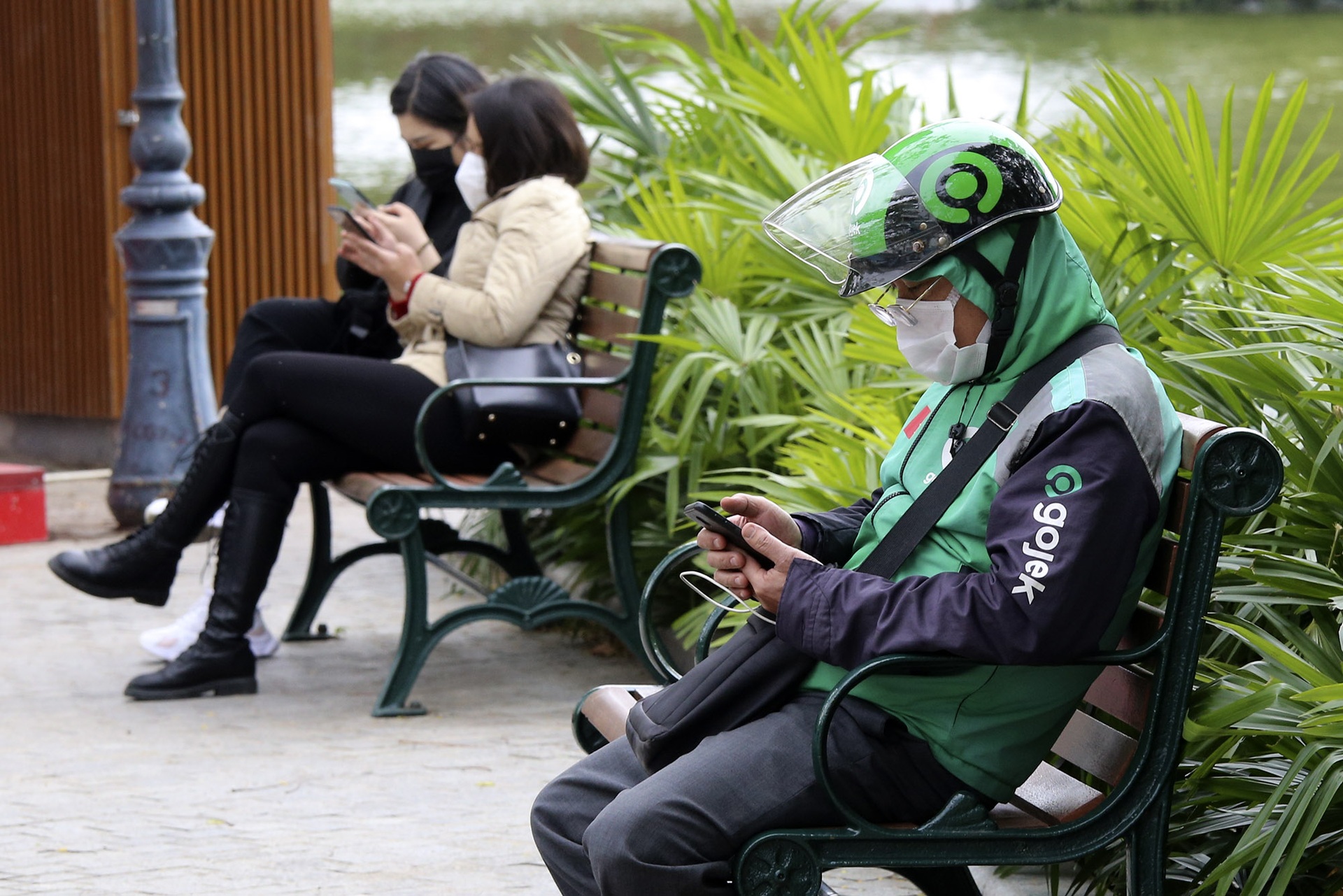 Hà Nội rét đậm, người ra đường phải nép sát nhau, mặc áo mưa tránh gió lạnh - 6 Hà Nội rét đậm, người ra đường phải nép sát nhau, mặc áo mưa tránh gió lạnh - 6